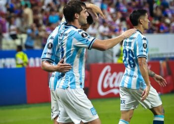 Jugadores de Racing celebran un gol