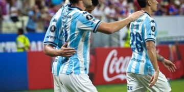 Jugadores de Racing celebran un gol
