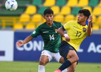 El boliviano Peña atento ante el ecuatoriano Sánchez