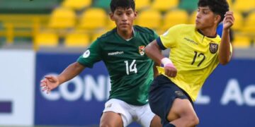 El boliviano Peña atento ante el ecuatoriano Sánchez
