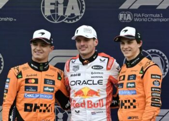 Verstappen posa con Norris y Piastri