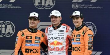 Verstappen posa con Norris y Piastri