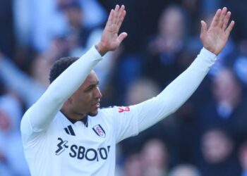 Kenny de Fulham levanta los brazos