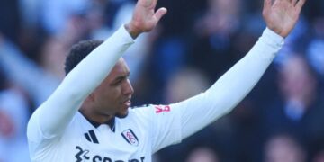 Kenny de Fulham levanta los brazos