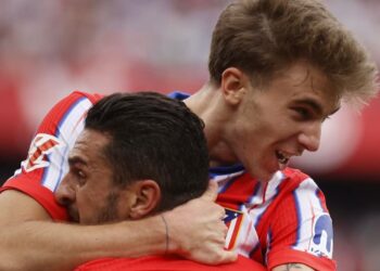 Kole y Llorente se funden en un abrazo