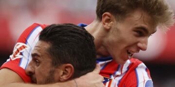 Kole y Llorente se funden en un abrazo