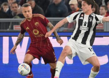 Angeliño disputa el balón con Yildiz