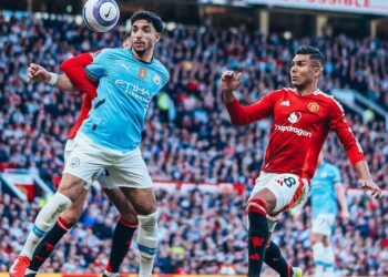 Marmoush intenta controlar el balón ante la mirada de Casemiro
