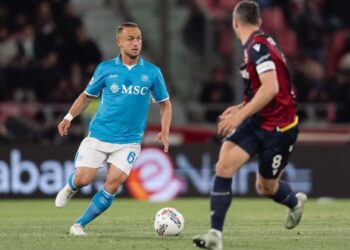 Lobotka controla el balón ante la marca de Freuler