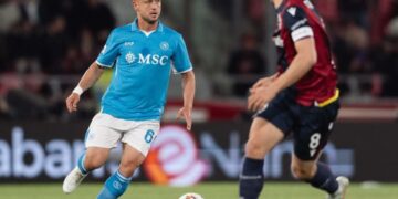 Lobotka controla el balón ante la marca de Freuler