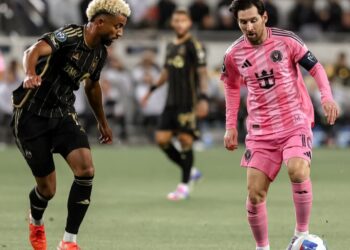 Leo Messi ante la marca de un rival de Los Angeles FC
