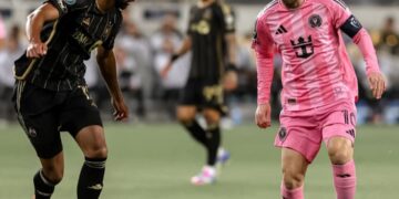 Leo Messi ante la marca de un rival de Los Angeles FC