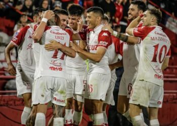 Jugadores de Huracán celebran un gol