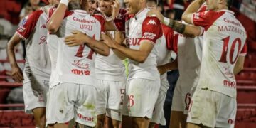 Jugadores de Huracán celebran un gol
