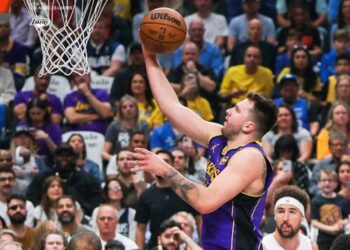 Luka Dončić anotando un punto