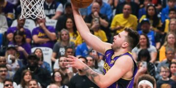 Luka Dončić anotando un punto