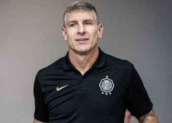 Martín Palermo con la camiseta de Olimpia