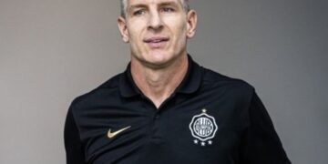 Martín Palermo con la camiseta de Olimpia