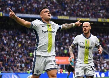 Martínez y Dimarco celebran un tanto