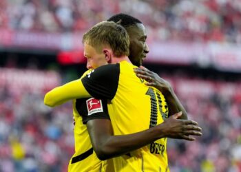Beier abraza a Guirassy tras un gol