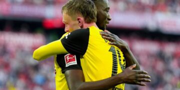 Beier abraza a Guirassy tras un gol