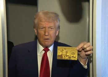 Trump muestra la 'Tarjeta Trump''