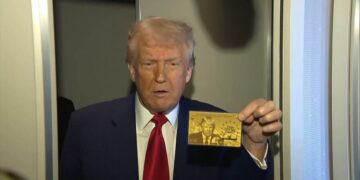 Trump muestra la 'Tarjeta Trump''
