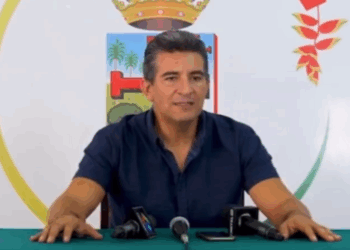 El diputado de Creemos Richard Ribera brinda una conferencia de prensa.