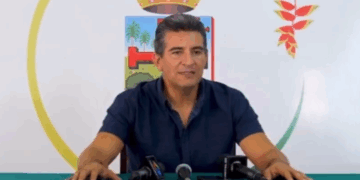 El diputado de Creemos Richard Ribera brinda una conferencia de prensa.