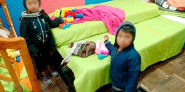 Dos niños huyeron de su hogar por el abandono de sus padres.