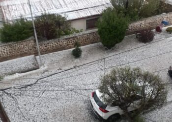 https://www.la-razon.com/sociedad/2025/03/23/una-intensa-granizada-cae-en-el-alto-y-afecta-negocios-y-zonas-de-la-ciudad/