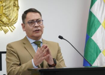 El viceministro Jhonny Aguilera brinda una conferencia de prensa.
