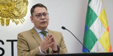 El viceministro Jhonny Aguilera brinda una conferencia de prensa.