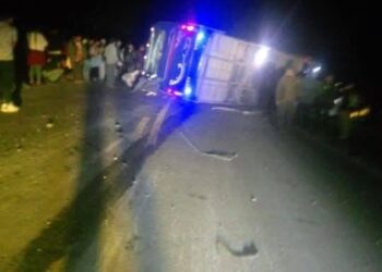 El bus quedó sobre la carretera