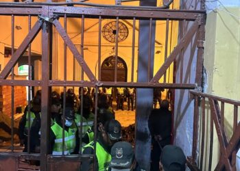 Los policías que controlan la puerta detectaron la droga