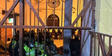 Los policías que controlan la puerta detectaron la droga