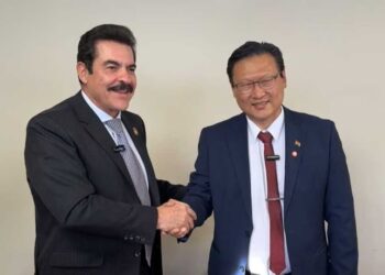 Chi Hyun Chung cuando firmó acuerdo con el alcalde de Cochabamba, Manfred Reyes Villa.