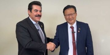 Chi Hyun Chung cuando firmó acuerdo con el alcalde de Cochabamba, Manfred Reyes Villa.