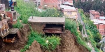 Varias sepulturas quedaron al aire por un deslizamiento en el cementerio de Ovejuyo.