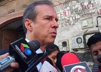 El expresidente Jorge Tuto Quiroga es entrevistado por la prensa.