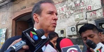 El expresidente Jorge Tuto Quiroga es entrevistado por la prensa.