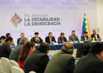 Autoridades de Gobierno, encabezado por el presidente Luis Arce y los actores políticos.