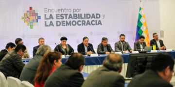 Autoridades de Gobierno, encabezado por el presidente Luis Arce y los actores políticos.