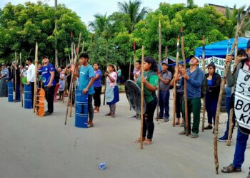 Seguidores de Evo Morales se resguardan con palos y escudos.