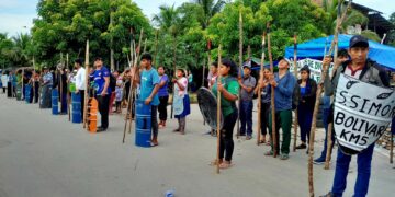 Seguidores de Evo Morales se resguardan con palos y escudos.