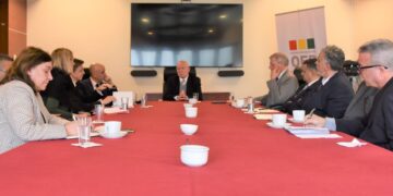 El presidente del TSE, Óscar Hassenteufel, se reúne con miembros de la La Misión Exploratoria de Observación Electoral de la Unión Europea (UE).