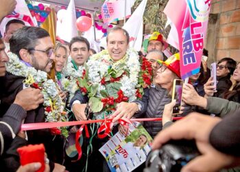 El expresidente Jorge Tuto Quiroga participa de un acto de su precampaña en Santa Cruz.