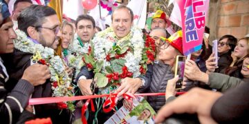 El expresidente Jorge Tuto Quiroga participa de un acto de su precampaña en Santa Cruz.