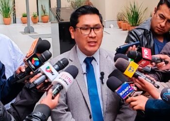 El procurador general del Estado, Ricardo Condori, brinda una conferencia de prensa.
