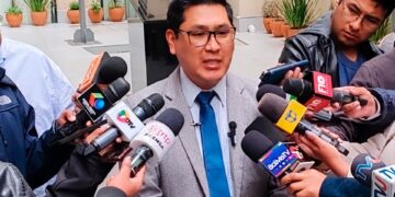 El procurador general del Estado, Ricardo Condori, brinda una conferencia de prensa.